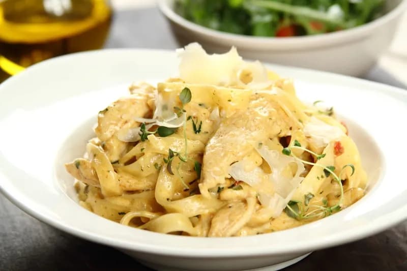 Szybkie spaghetti z kurczakiem w sosie śmietanowym w 30 minut Szybkie spaghetti z kurczakiem w sosie śmietanowym w 30 minut