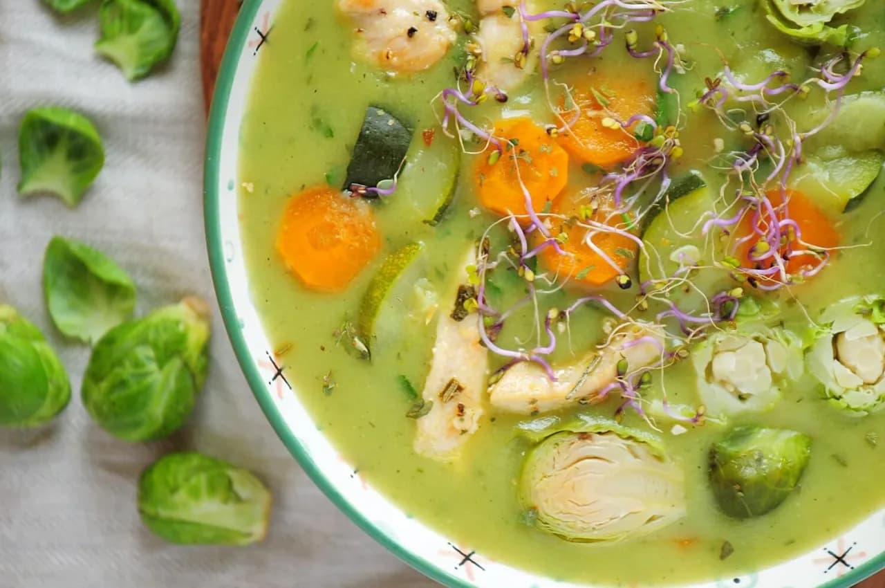 Ile kalorii ma zupa jarzynowa na kurczaku? Sprawdź, co musisz wiedzieć