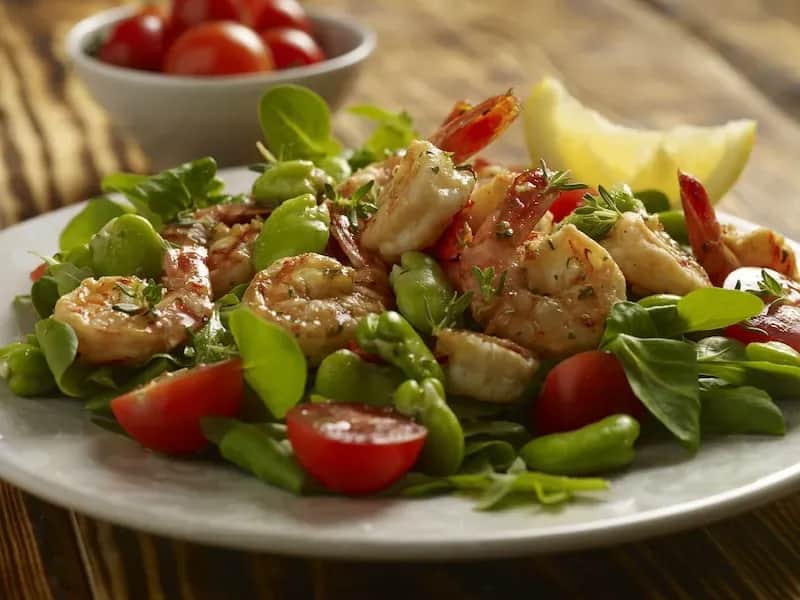 Jaka sałatka do krewetek? Odkryj najlepsze przepisy i połączenia