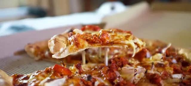 Średnia pizza w Pizza Hut - ile cm ma naprawdę? Sprawdź teraz!