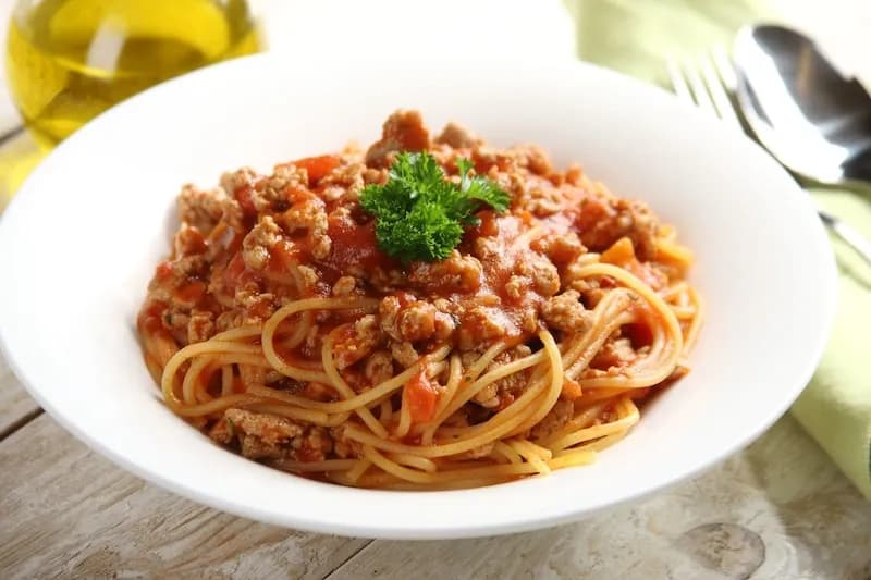 Jak zrobić sos do spaghetti z mięsem mielonym, który zachwyci smakiem