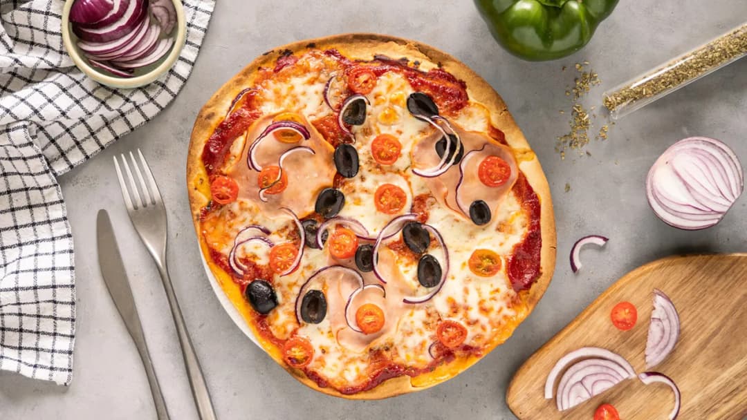 Jak długo piec gotowy spód do pizzy, by uniknąć zakalca?