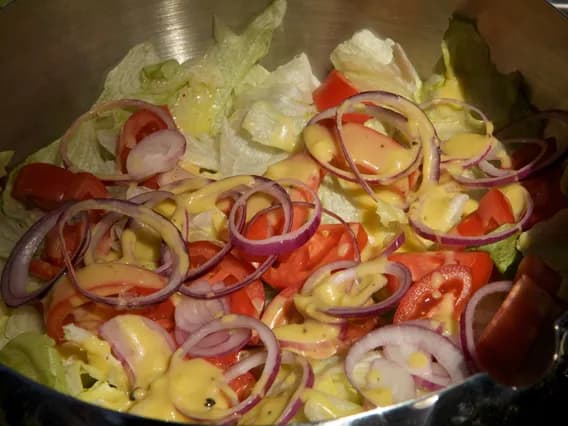 Jak zrobić sałatkę z sałaty lodowej, która zachwyci Twoich gości