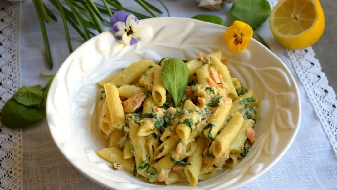 Penne ze szpinakiem w sosie śmietanowym - prosty przepis na smakowite danie
