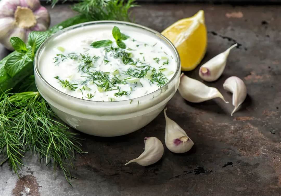 Czym zastąpić majonez w sałatce warzywnej? Zdrowe i smaczne opcje