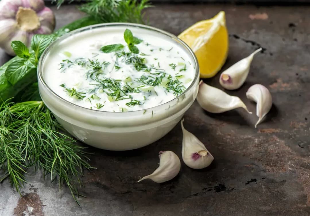 Czym zastąpić majonez w sałatce warzywnej? Zdrowe i smaczne opcje