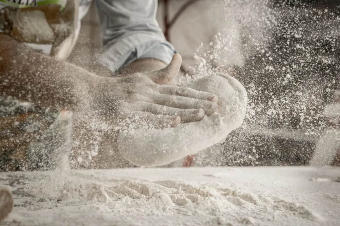 Jaka mąka na pizzę? Odkryj sekrety idealnego ciasta na pizzę