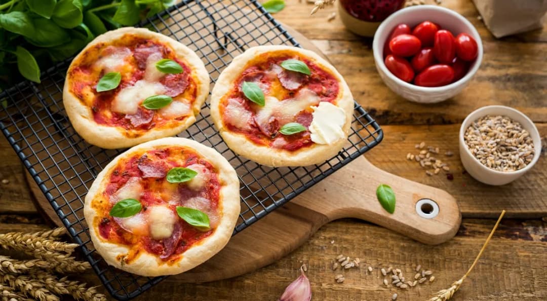 Jak zrobić mini pizze - prosty przepis na pyszne danie w domu