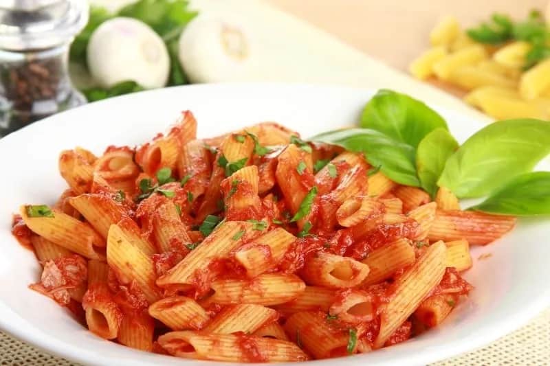 Szybki i łatwy przepis na penne z tuńczykiem i pomidorami, który zachwyci