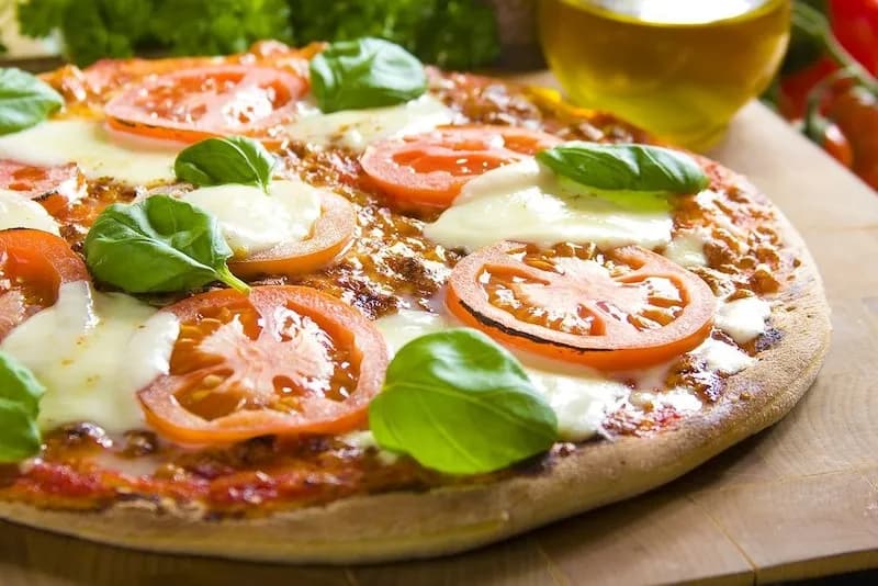 Jak zrobić pizzę margheritę w prosty sposób i zachwycić gości