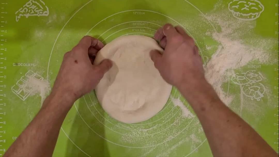 Jak rozciągać ciasto na pizzę - proste techniki, które ułatwią pracę