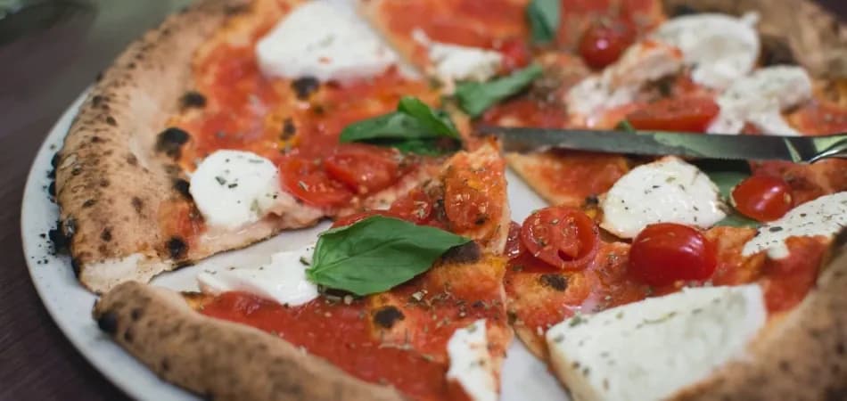 Ile sera na pizzę? Odkryj idealną ilość dla każdego rodzaju pizzy