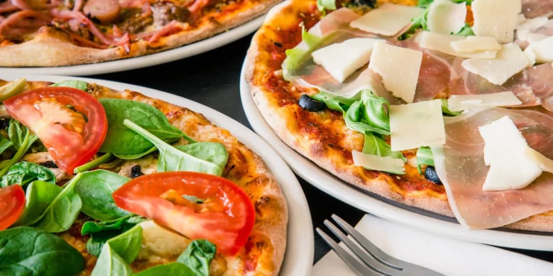 Ile kalorii ma duża pizza? Zaskakujące różnice w kaloryczności!