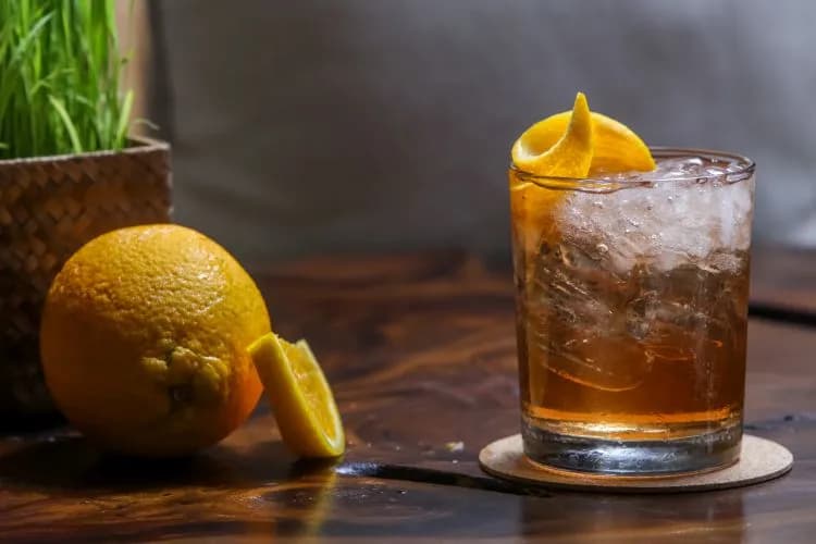 Najlepsze przepisy na drinki z Ballantine's Brasil, które zaskoczą smakami