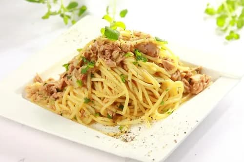 Szybkie spaghetti z tuńczykiem i pomidorami, które zachwyci smakami