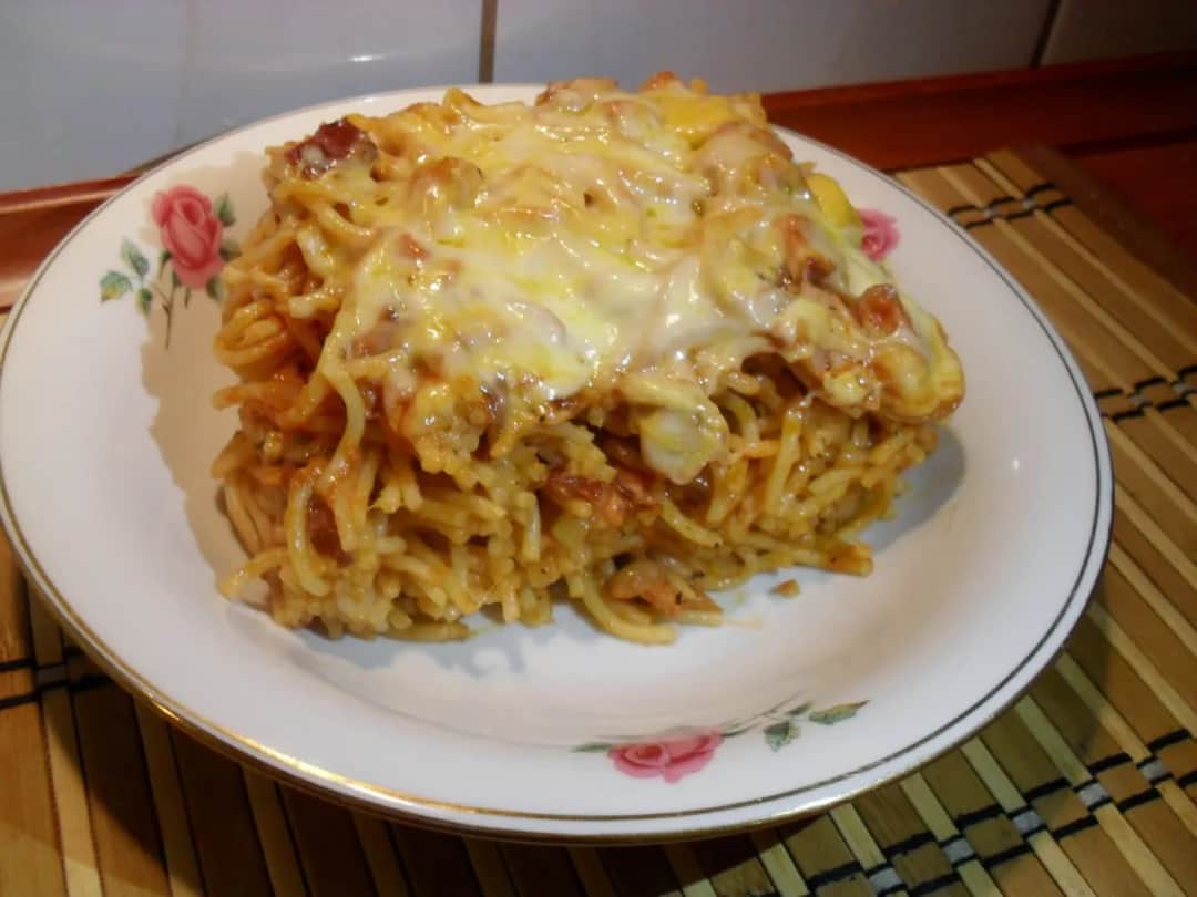 Szybkie spaghetti zapiekane z serem - pyszny przepis na obiad