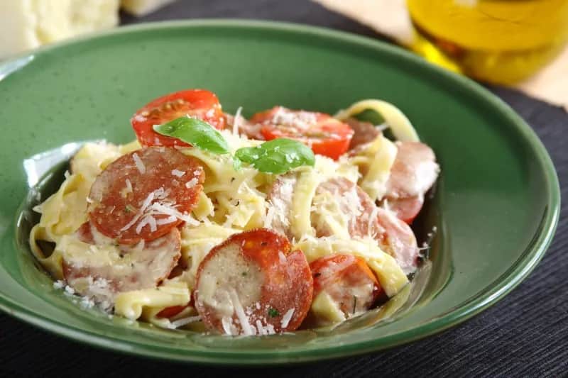 Pyszne spaghetti z salami: szybki przepis na wyjątkowy obiad