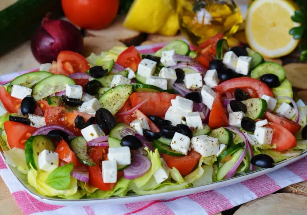 Jaką sałatę do sałatki greckiej wybrać, aby wzbogacić smak?