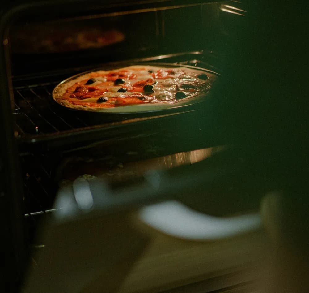 Na jakim trybie piec pizzę, aby uzyskać idealną chrupkość?