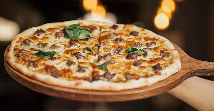 Ciasto na pizzę jak z pizzerii – proste przepisy na idealne ciasto