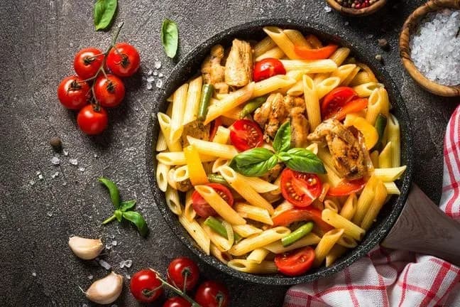 Jak wygląda makaron penne? Odkryj jego unikalny kształt i cechy